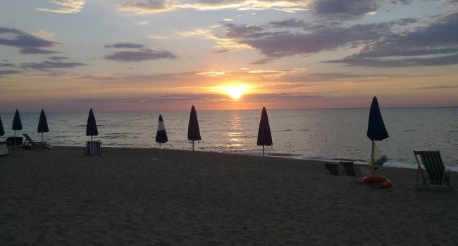 Spiaggia con ombrelloni all'alba